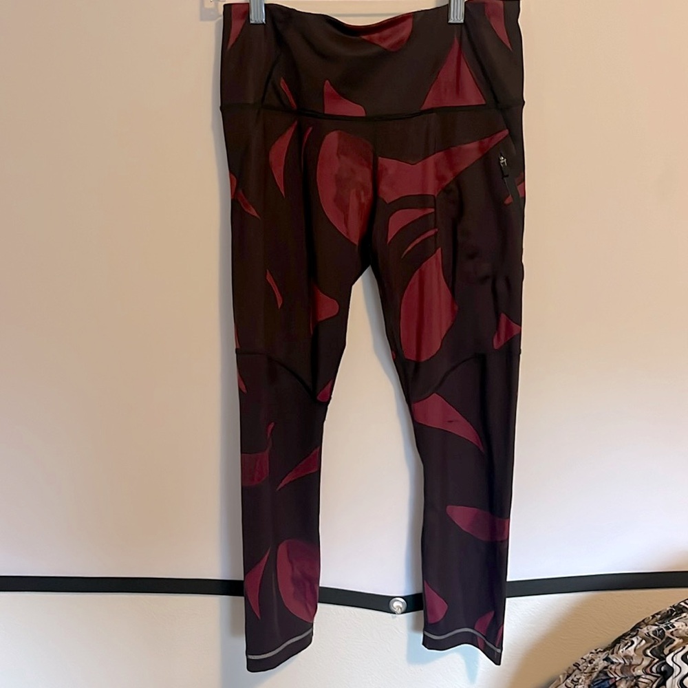 Lululemon women’s 6 two toned burgundy workout pants